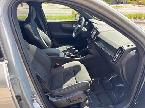 Certified 2025 Volvo XC40 B5 Plus AWD/4WD image 15