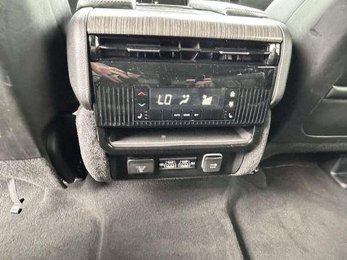 Used 2024 Jeep Wagoneer Series II w/ Flexible Seating Group RWD image 10