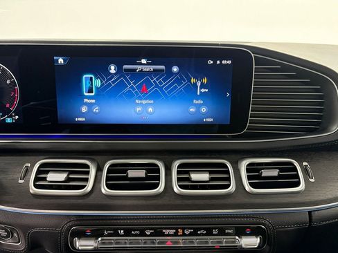 Used 2025 Mercedes-Benz GLS 580 4MATIC image 17