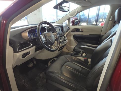 Used 2017 Chrysler Pacifica Touring-L FWD image 15