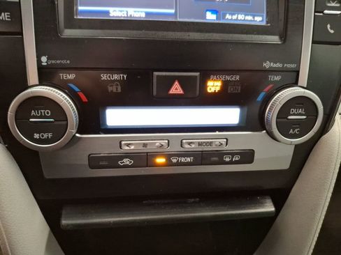 Used 2014 Toyota Camry XLE image 25