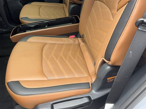 Used 2025 Nissan Pathfinder Platinum image 40