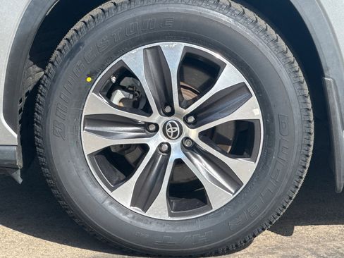 Used 2022 Toyota Highlander XLE image 48