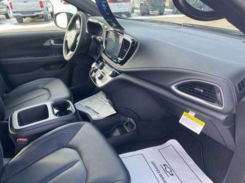 New 2026 Chrysler Pacifica Select w/ S Appearance Package image 32