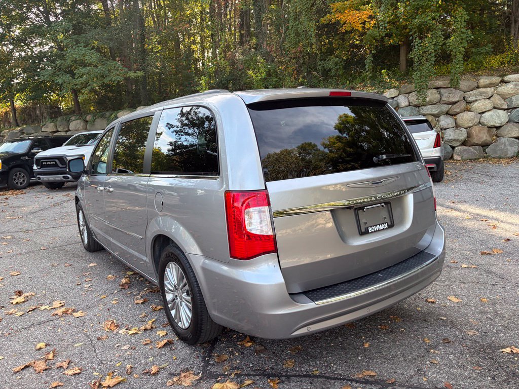 Used 2016 Chrysler Town & Country Touring-L w/ Driver Convenience Group FWD image 3