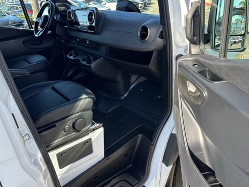 Used 2025 Mercedes-Benz Sprinter 2500 image 30