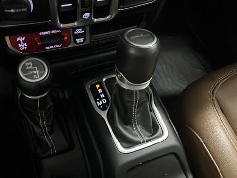 Used 2021 Jeep Gladiator Rubicon w/ Dual Top Group AWD/4WD image 18