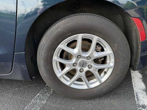 Used 2023 Chrysler Pacifica Touring-L FWD image 30