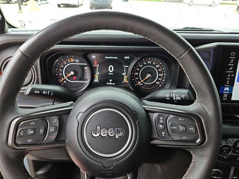 Used 2025 Jeep Gladiator Rubicon w/ Convenience Group AWD/4WD image 25
