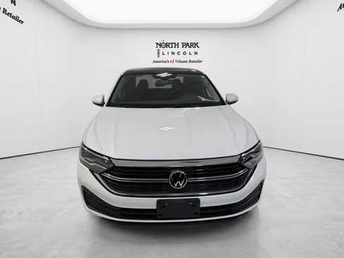 Used 2024 Volkswagen Jetta SE w/ Panoramic Sunroof Package FWD image 8