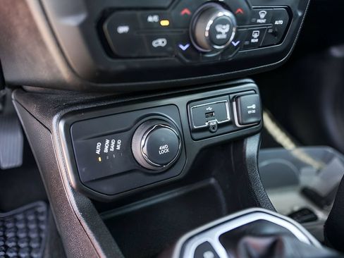 Used 2022 Jeep Renegade Latitude AWD/4WD image 21