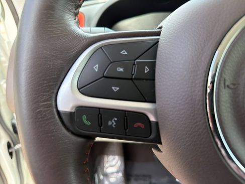 Used 2017 Jeep Renegade Latitude FWD image 20