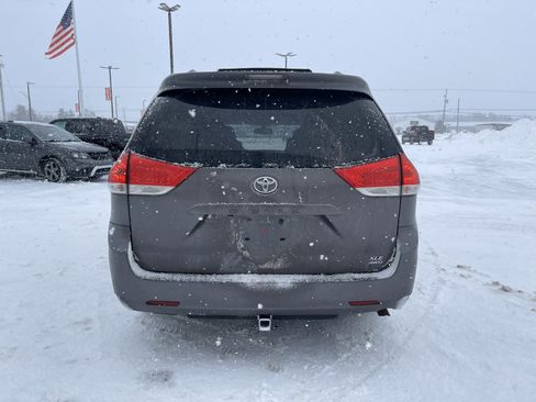 Used 2014 Toyota Sienna XLE image 5