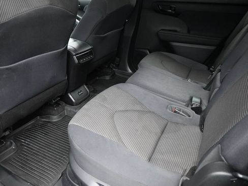 Used 2023 Toyota Highlander LE AWD/4WD image 14