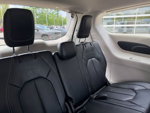 Used 2023 Chrysler Pacifica Touring-L FWD image 41