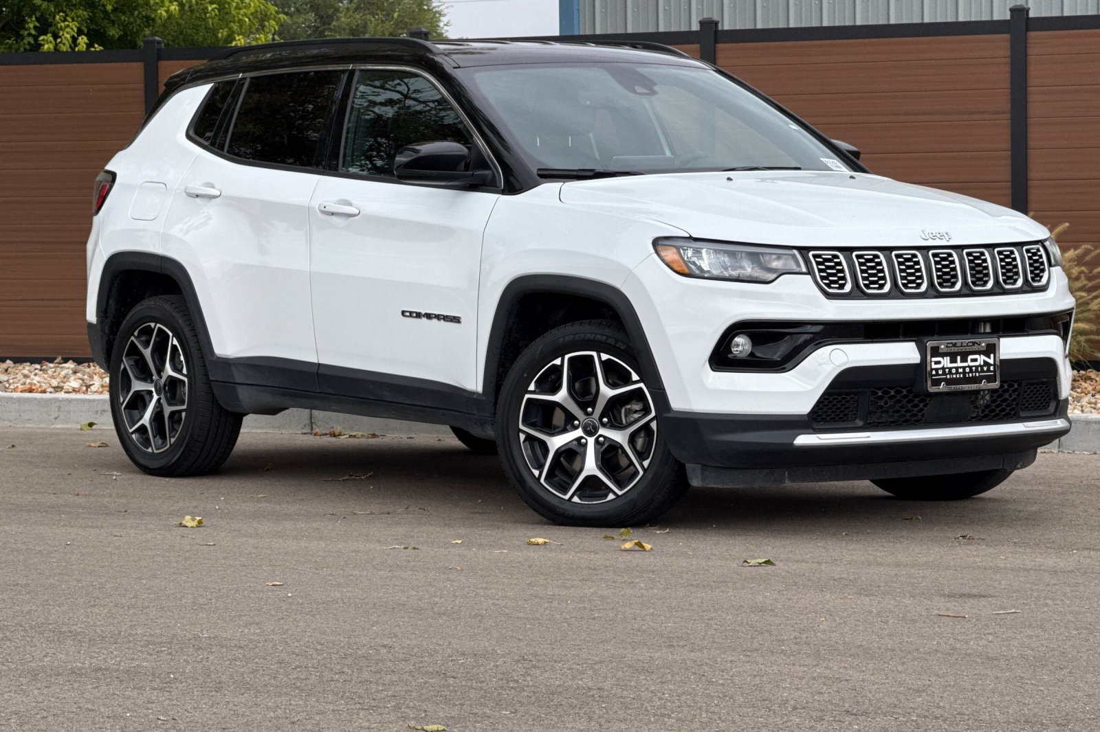 Used 2025 Jeep Compass Limited AWD/4WD image 2