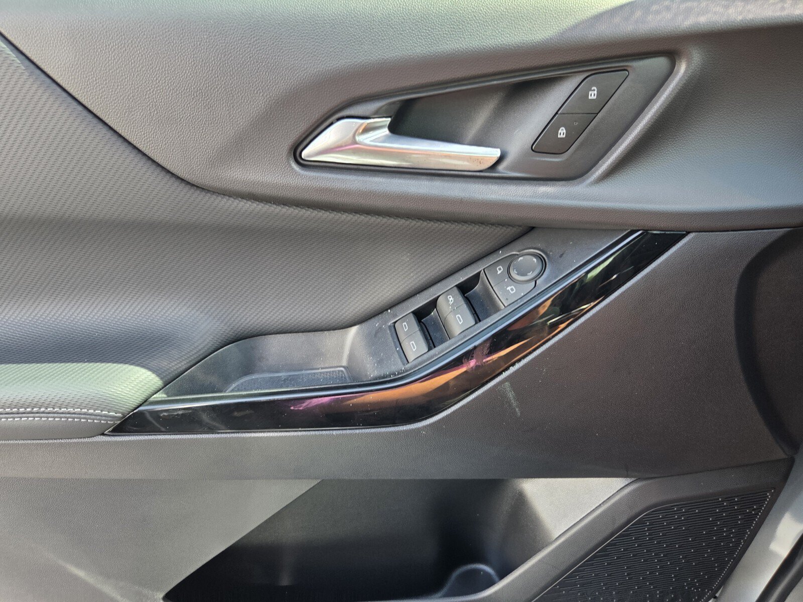 New 2027 Chevrolet Equinox LT w/ Safety and Technology Package FWD image 12