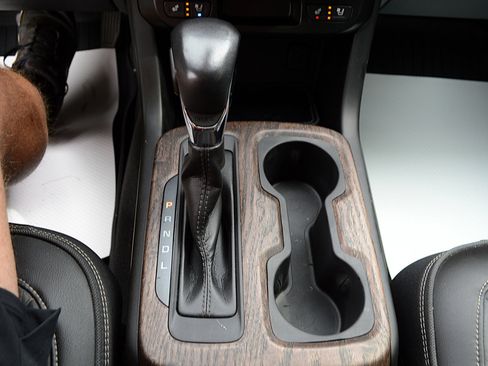 Used 2022 GMC Canyon Denali image 28