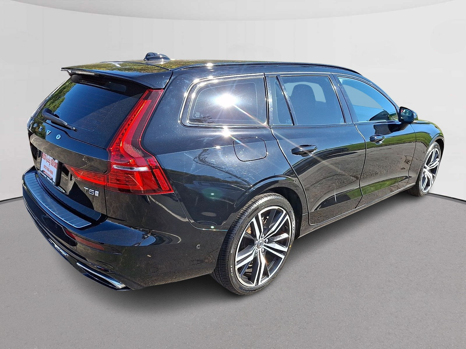 Used 2020 Volvo V60 T6 R-Design FWD image 11