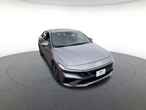 Used 2025 Hyundai Elantra SEL image 3