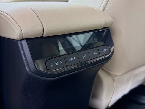 Used 2023 Toyota Highlander XLE AWD/4WD image 32