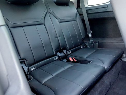 Used 2018 Land Rover Discovery SE image 13