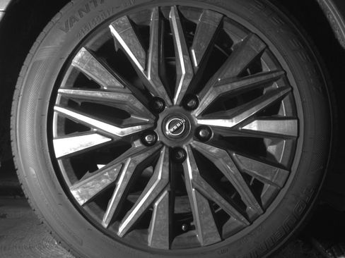 Used 2025 Nissan Altima 2.5 SV FWD image 15