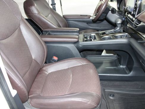 Used 2021 Toyota Sienna Platinum AWD/4WD image 24