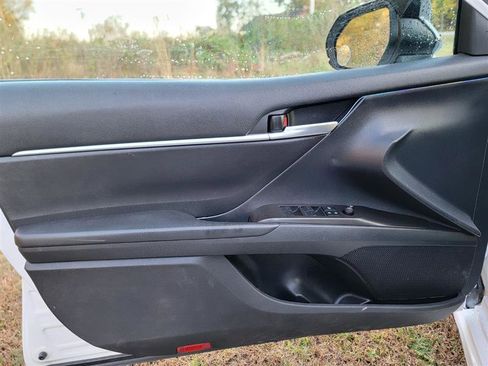 Used 2021 Toyota Camry SE FWD image 12