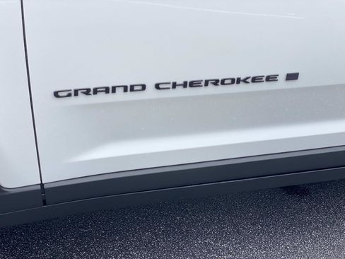 Used 2025 Jeep Grand Cherokee Altitude RWD image 11