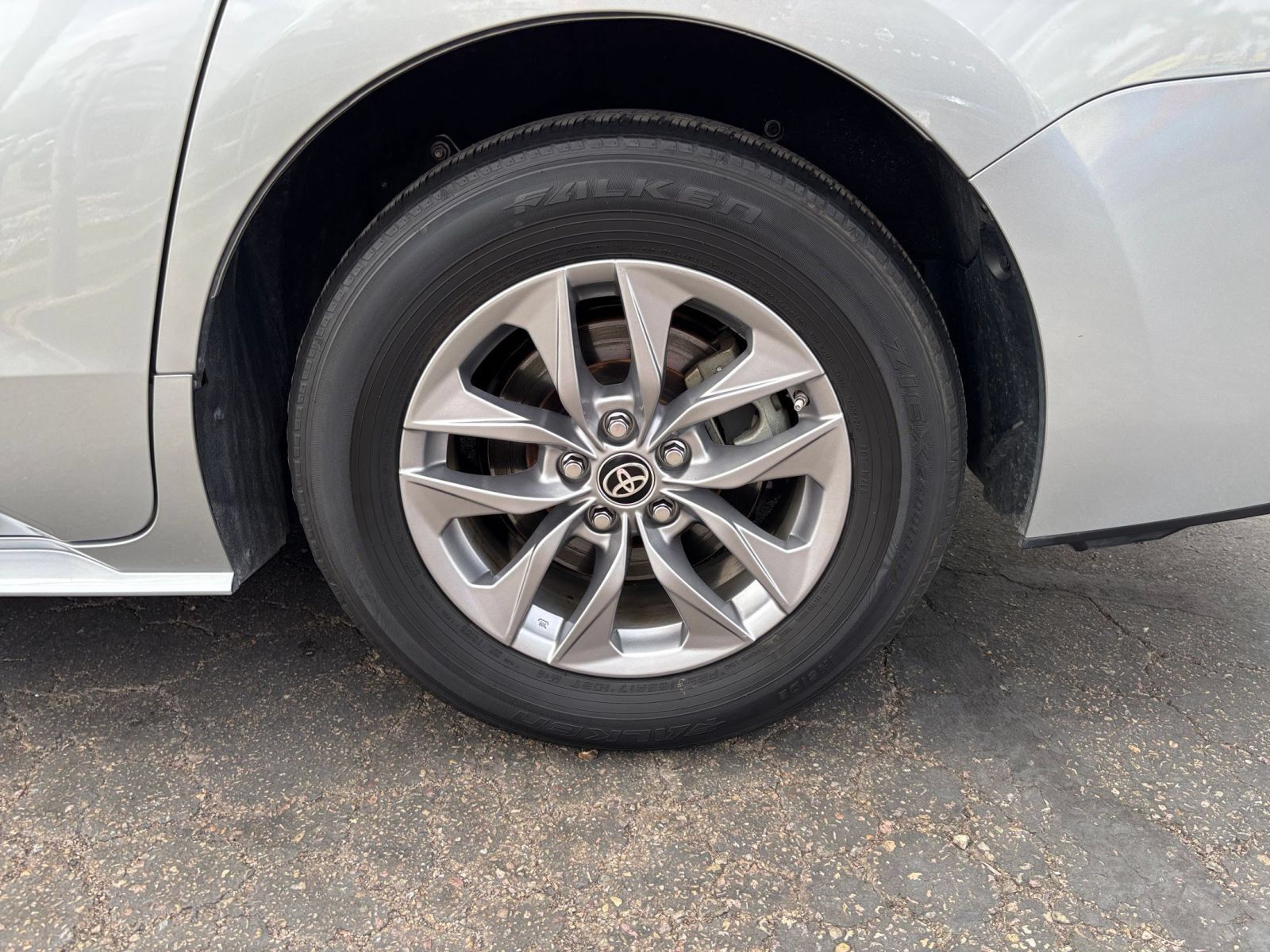 Used 2025 Toyota Sienna XLE FWD image 32