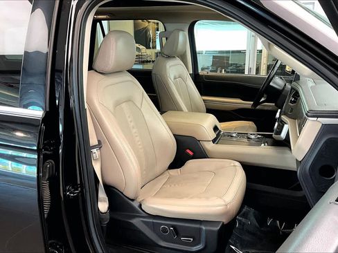 Used 2023 Ford Expedition Limited image 16
