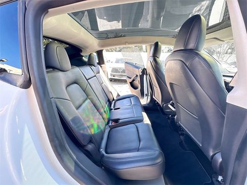 Used 2022 Tesla Model Y Long Range image 28