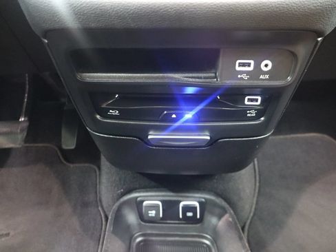 Used 2019 Chrysler Pacifica Limited w/ Tire & Wheel Group FWD image 34