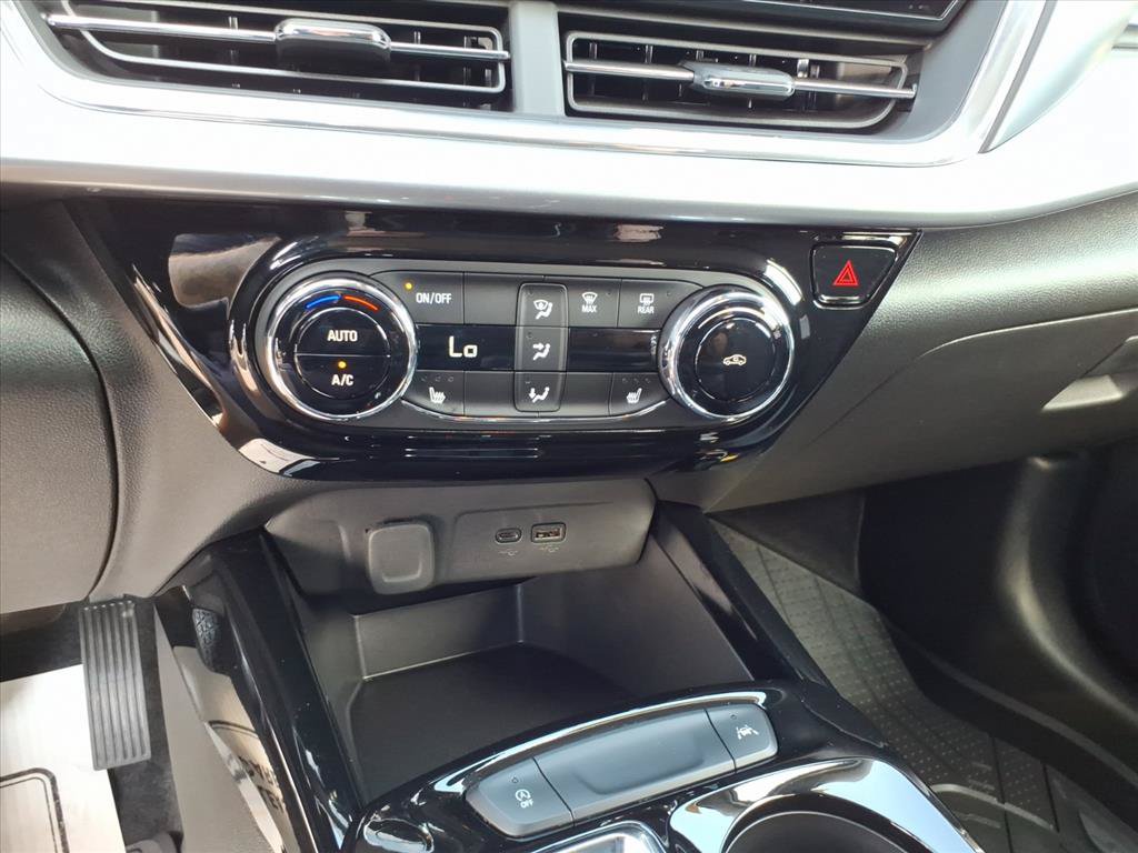 Used 2026 Chevrolet Trax LT w/ LT Convenience Package FWD image 19