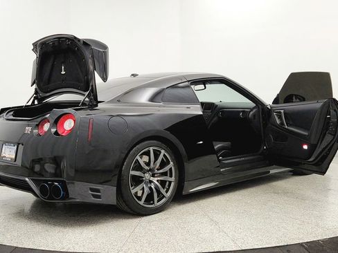 Used 2014 Nissan GT-R Premium image 11