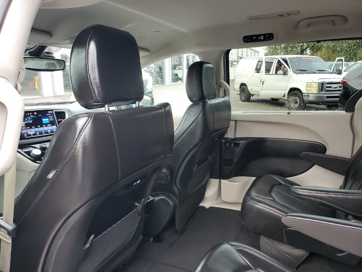 Used 2024 Chrysler Pacifica Touring-L FWD image 8
