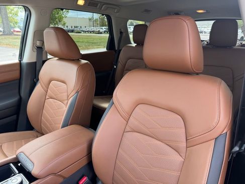 Used 2025 Nissan Pathfinder Platinum image 15