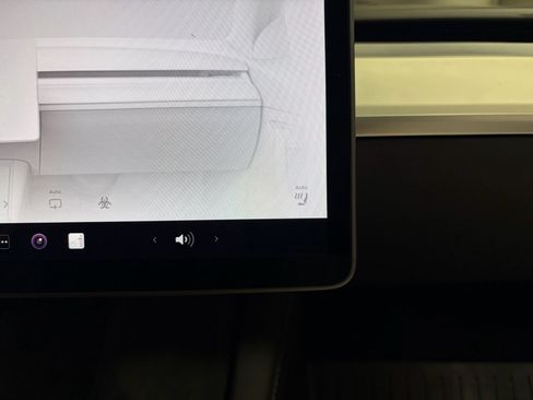 Used 2022 Tesla Model Y Long Range image 18