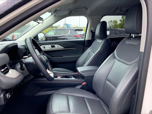 Used 2025 Ford Explorer Active w/ Active Comfort Package AWD/4WD image 9