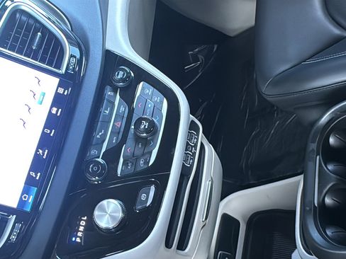 Used 2023 Chrysler Pacifica Touring-L image 31