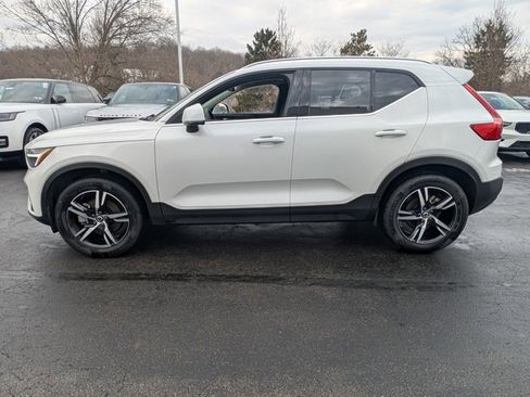 Used 2025 Volvo XC40 B5 Core image 3