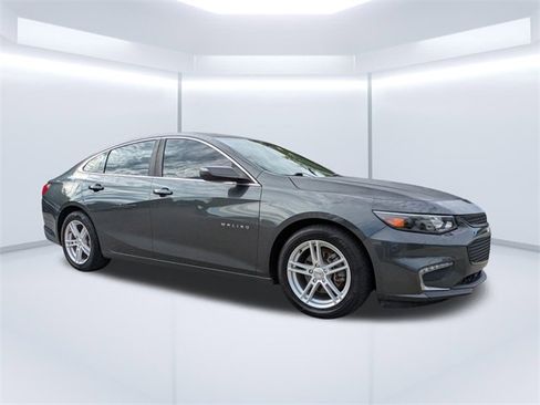 Used 2017 Chevrolet Malibu LT image 2