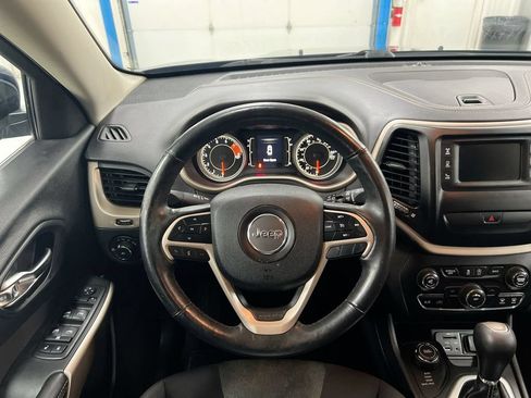 Used 2018 Jeep Cherokee Latitude w/ Cold Weather Group AWD/4WD image 11