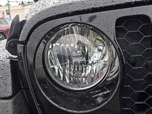 Used 2022 Jeep Gladiator Sport AWD/4WD image 9