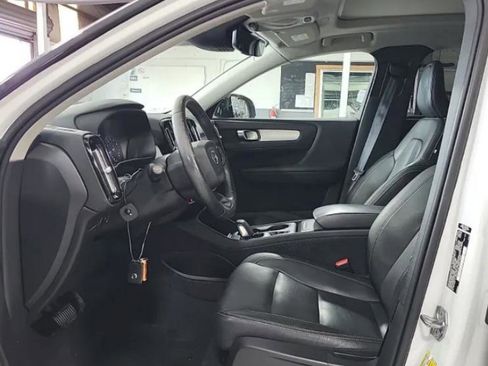 Used 2021 Volvo XC40 T5 Momentum w/ Premium Package AWD/4WD image 9