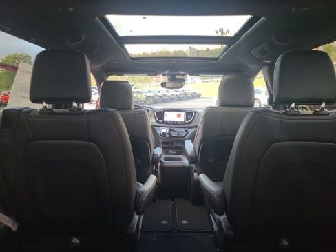 New 2026 Chrysler Pacifica Select image 23