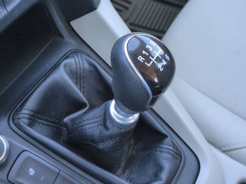 Used 2016 Ford Focus SE w/ SE Cold Weather Package FWD image 32