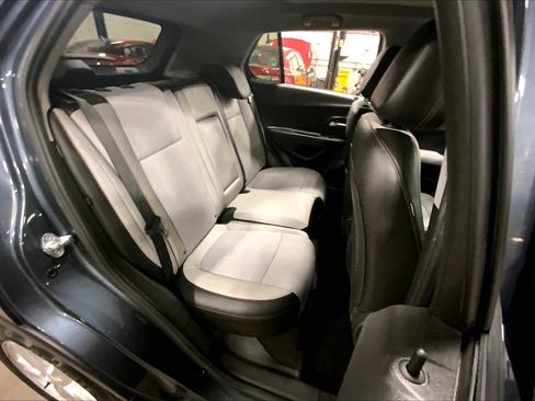 Used 2022 Chevrolet Trax LT w/ LT Convenience Package image 15