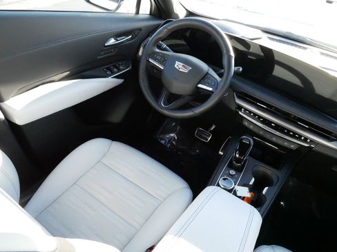 Certified 2025 Cadillac XT4 Sport image 9